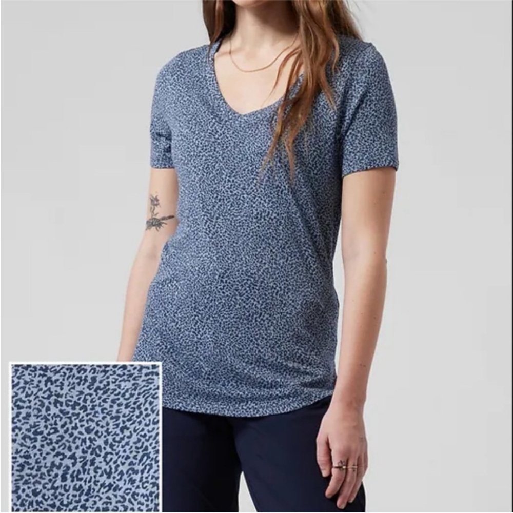 Athleta Blue Cheeta Print Breezy Scoop V-neck Tee